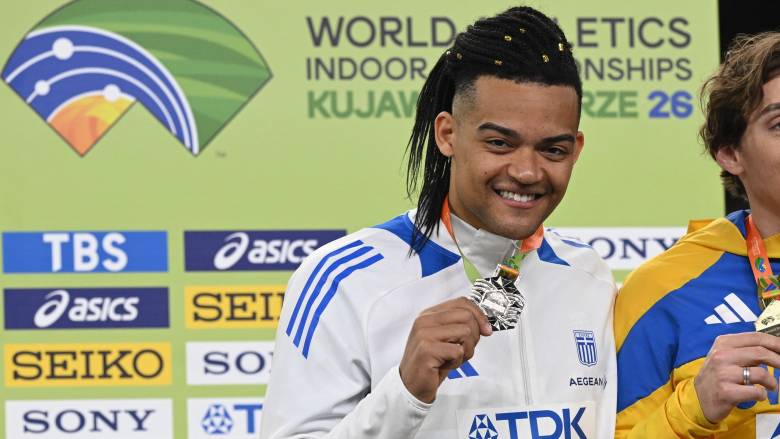 Η απονομή του ασημένιου μεταλλίου στον Εμμανουήλ Καραλή στο παγκόσμιο πρωτάθλημα κλειστού στίβου