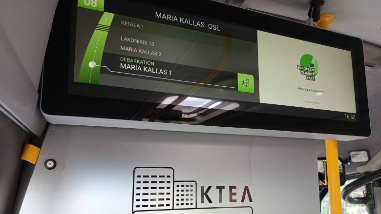 Ψηφιακές οθόνες στα λεωφορεία της Καλαμάτας «μιλούν» για πρώτη φορά σχετικά με την κλιματική αλλαγή