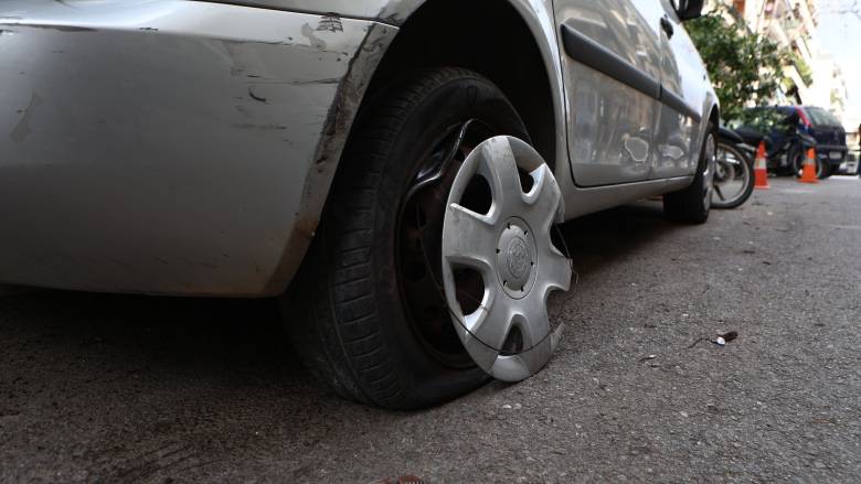 Οδηγός υπό την επήρεια αλκοόλ προσέκρουσε σε 14 σταθμευμένα αυτοκίνητα στους Αμπελόκηπους