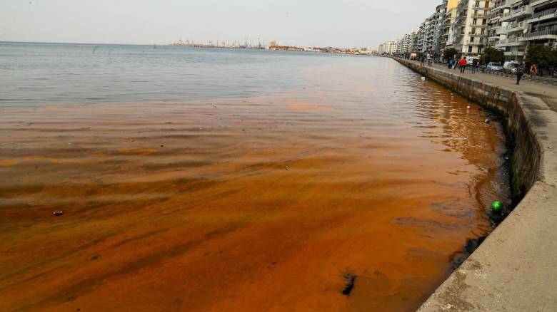 Άλλαξε ξανά χρώμα ο Θερμαϊκός: Τι είναι το φαινόμενο της Ερυθράς Παλίρροιας