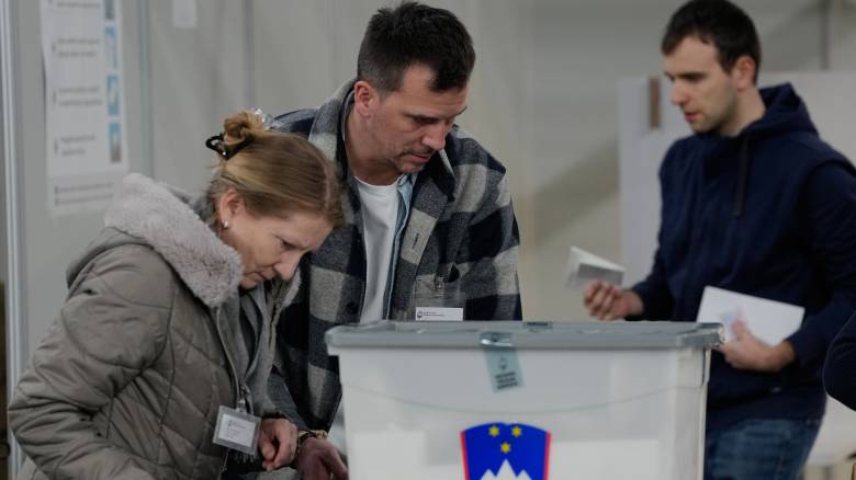 Στις κάλπες οι Σλοβένοι: Στήθος με στήθος ο φιλοτραμπικός Γιάνσα με τον φιλελεύθερο Γκολόμπ