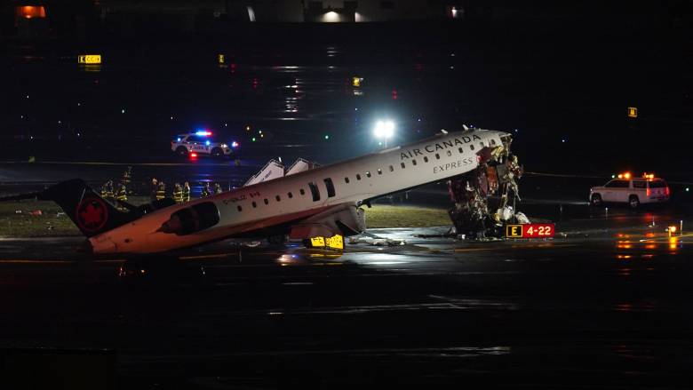 Νέα Υόρκη: Σύγκρουση αεροσκάφους με όχημα εδάφους στο LaGuardia - Πληροφορίες για τραυματίες
