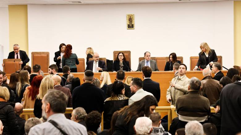 «Πυρά» της αντιπολίτευσης για τις εξελίξεις σχετικά με τη δίκη των Τεμπών