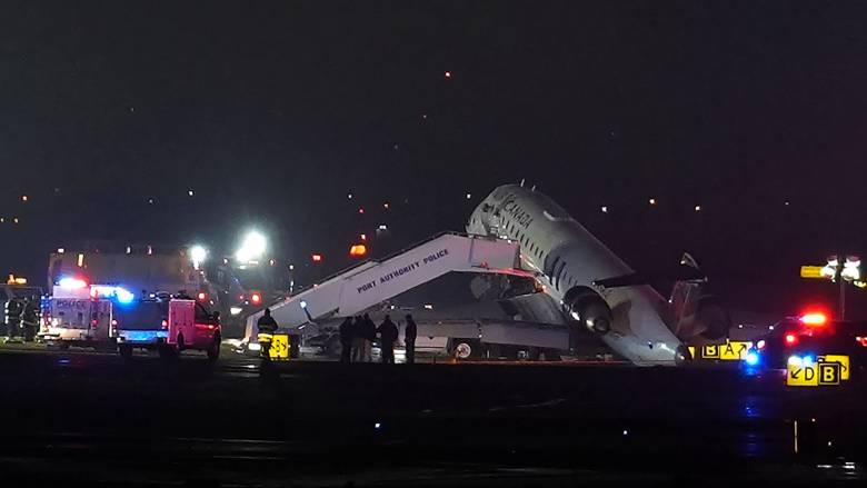 Νεκροί κυβερνήτης και συγκυβερνήτης αεροσκάφους που συγκρούσθηκε με όχημα στο LaGuardia