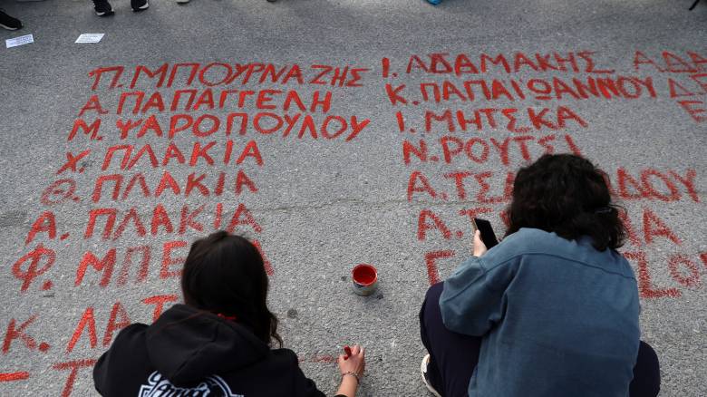 Δίκη Τεμπών: Έγραψαν με κόκκινη μπογιά τα ονόματα των θυμάτων - Συγκέντρωση έξω από το δικαστήριο