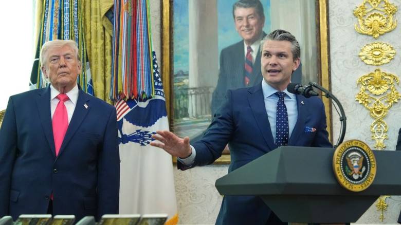 Χέγκσεθ: «Διαπραγματεύομαστε με βόμβες» στη σύγκρουση με το Ιράν