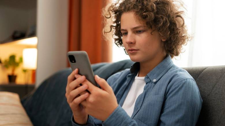 Πώς χρησιμοποιούν οι έφηβοι την ΑΙ; Οι γονείς νομίζουν ότι ξέρουν, αλλά δεν έχουν ιδέα