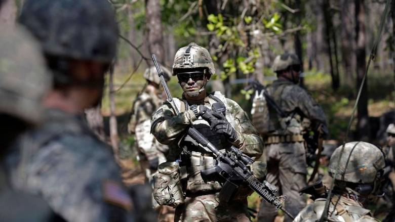 NYT: Εντολή να μετακινηθούν στη Μέση Ανατολή πήραν Αμερικανοί αλεξιπτωτιστές εν μέσω διπλωματίας