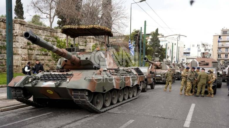 25η Μαρτίου: Πυρετός προετοιμασιών στο κέντρο της Αθήνας για την παρέλαση