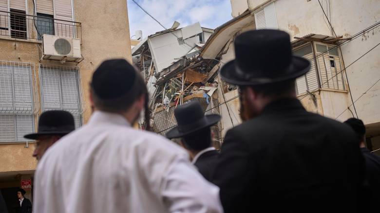 Βίντεο από τη στιγμή που ιρανικό βλήμα χτυπά περιοχή στο Ισραήλ