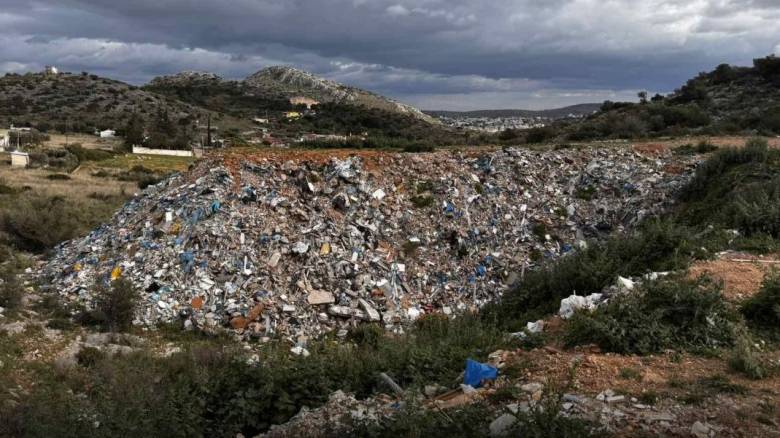 Τέσσερις συλλήψεις για απόρριψη στερεών αποβλήτων στη Σαλαμίνα