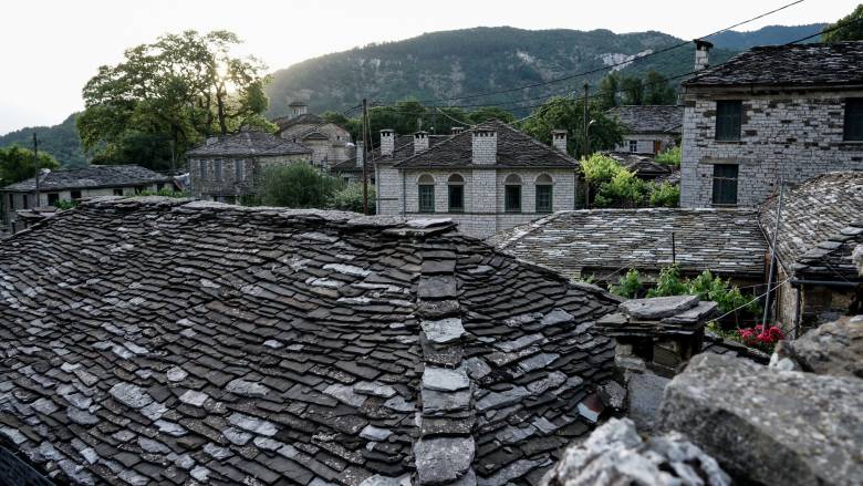 Ισχυρή χαλαζόπτωση στο Πάπιγκο - Αυτοκίνητο έπεσε σε γκρεμό, σώοι οι επιβαίνοντες