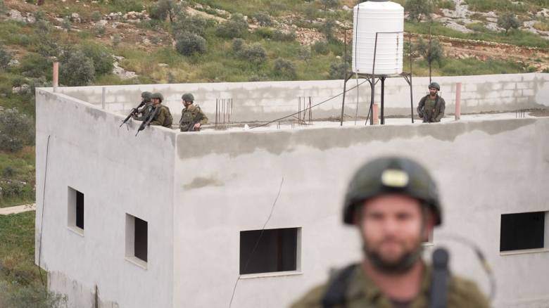 Ισραηλινοί στρατιώτες συνέλαβαν δημοσιογράφους του CNNi που κάλυπταν επίθεση εποίκων στην Δυτ. Όχθη