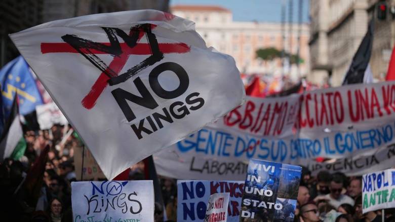 Κινητοποίηση κατά του πολέμου στην Ρώμη: Διαδηλωτές έφτασαν μέχρι τον «περιφερειακό» της πρωτεύουσας