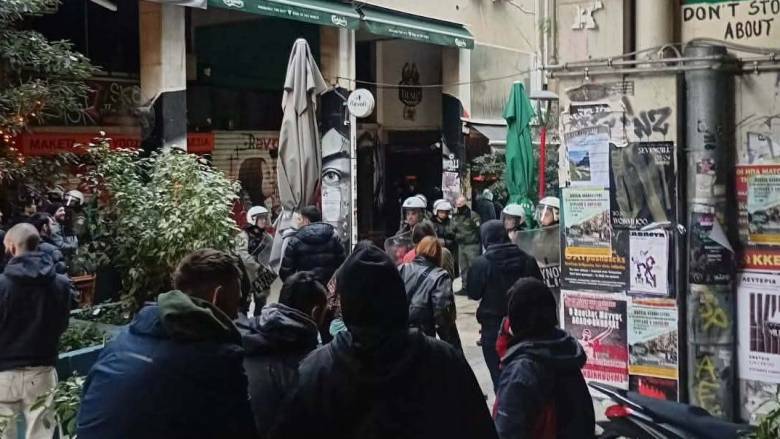 Άγνωστοι επιτέθηκαν με πέτρες σε διμοιρία των ΜΑΤ στα Εξάρχεια - 114 προσαγωγές