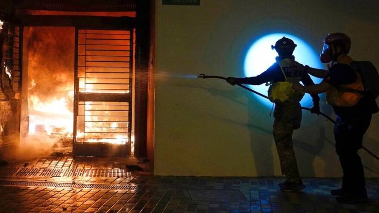 Μεγάλη πυρκαγιά σε κτήριο στην Κίνα: Τρεις νεκροί, 23 τραυματίες - Βίντεο από τις φλόγες