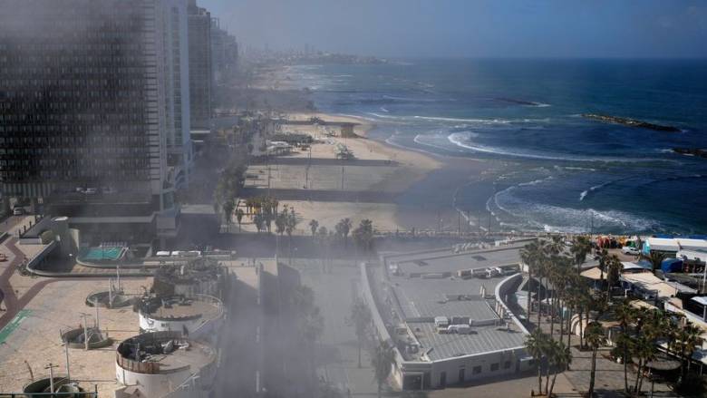 Θραύσματα ρουκέτας έπεσαν στο κεντρικό Ισραήλ - Βίντεο με τις φλόγες να «γλείφουν» τους δρόμους