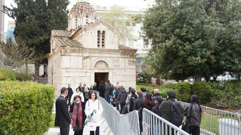 «Μια μεγάλη κυρία, δεν θα υπάρξει δεύτερη»: Ο κόσμος αποχαιρετά την Μαρινέλλα στη Μητρόπολη