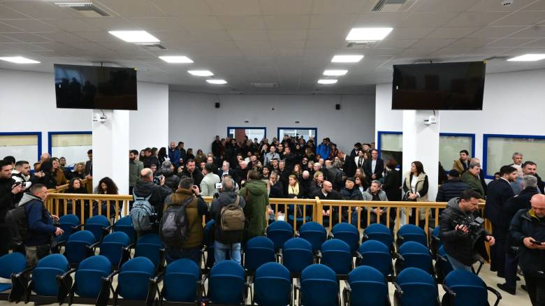 Με ταυτότητα για όλους η είσοδος στη δίκη των Τεμπών - Σε δύο αίθουσες οι συγγενείς θυμάτων