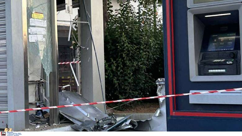 Ισχυρή έκρηξη και εκτεταμένες ζημιές σε ΑΤΜ έξω από σούπερ μάρκετ στο Μαρκόπουλο