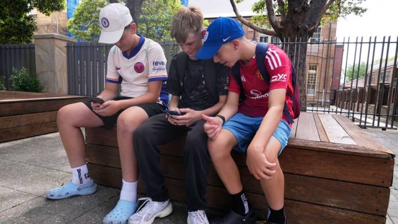 Το 70% των εφήβων στην Αυστραλία διατήρησε τα social media παρά την απαγόρευση, διαπίστωσε έρευνα