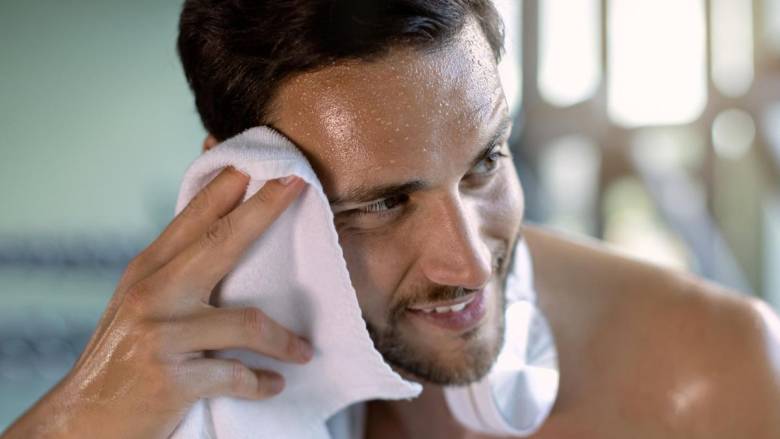 Ένα μικροσκοπικό μόριο στον ιδρώτα μας μπορεί να σταματήσει τον ιό της γρίπης, διαπιστώνει μελέτη