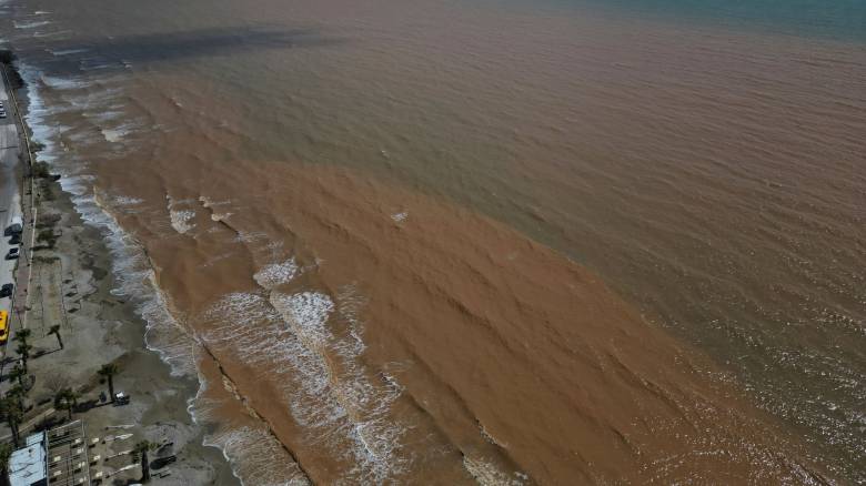 Κακοκαιρία Erminio: Η παραλία Μαραθώνα ένας απέραντος λασπότοπος - Φωτογραφίες από drone