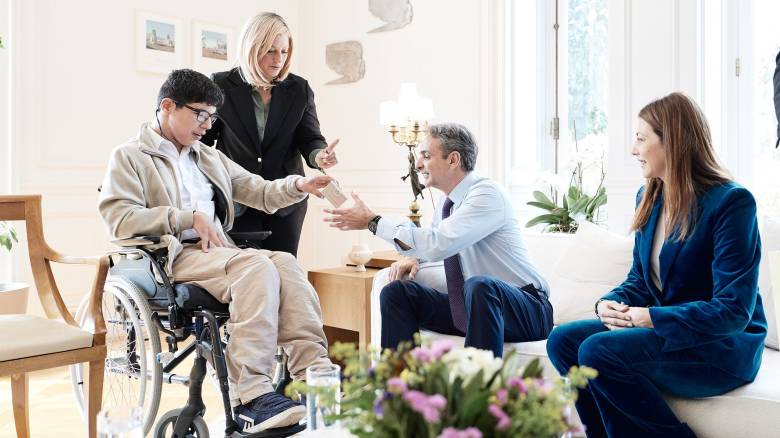 Συνάντηση Μητσοτάκη με μαθητή του Ειδικού Γυμνασίου-Λυκείου Αθηνών