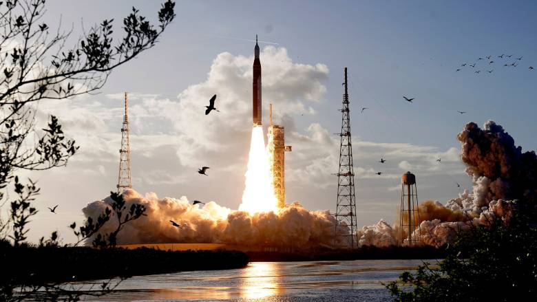 Εντυπωσιακές εικόνες από την επιτυχημένη εκτόξευση του Artemis II στη Σελήνη