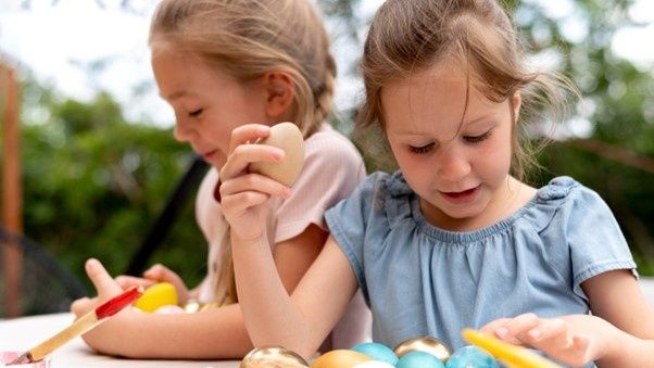 Πώς τα «Πασχαλινά Αβγά» της ΑΒ Βασιλόπουλος φέρνουν το χαμόγελο στα χείλη των παιδιών