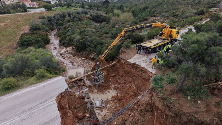 Πάνω από 5 μέτρα η τρύπα που άνοιξε στη Μαραθώνος - Έπεσε δέντρο κι έσπασε το ρέμα
