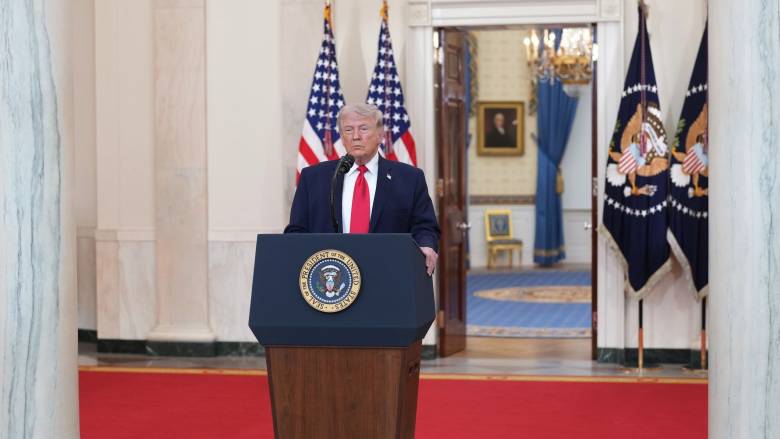 «Κάντε συμφωνία πριν να είναι αργά»: Προειδοποίηση Τραμπ από το βομβαρδισμό της γέφυρας του Ιράν