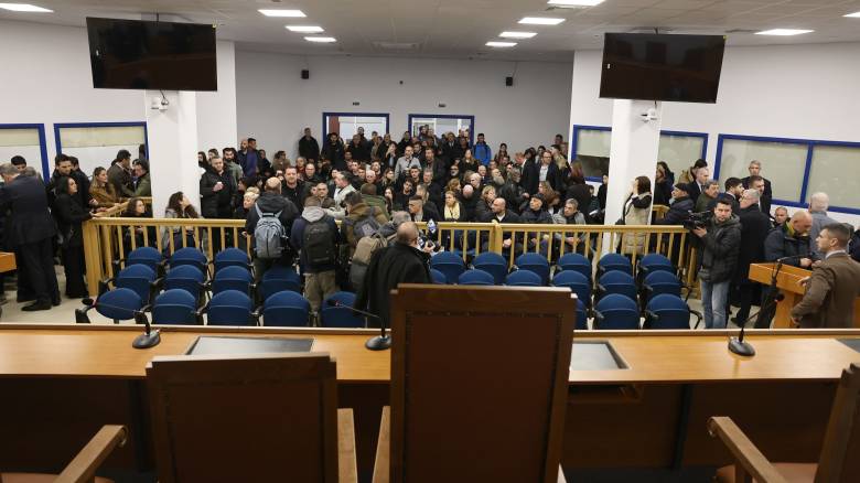 Δικηγόροι για δίκη Τεμπών: Αντιδεοντολογικές συμπεριφορές από συγκεκριμένη δικηγόρο