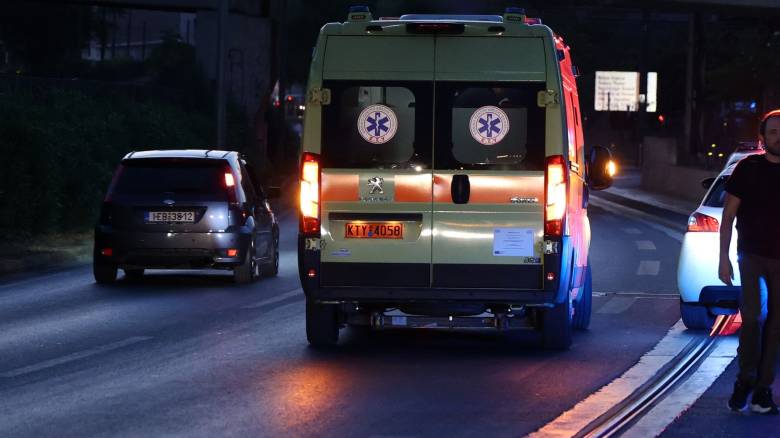 Χωρίς τις αισθήσεις του ανήλικος που παρασύρθηκε από λεωφορείο στον Πειραιά