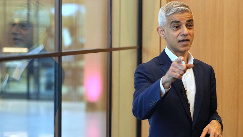 Αστυνομικοί παράτησαν σακίδιο με όπλα έξω από την κατοικία του δημάρχου του Λονδίνου