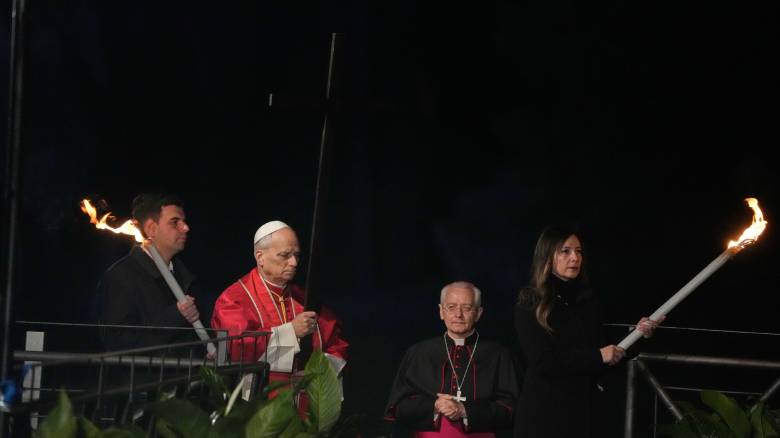 Ο Πάπας Λέων ΙΔ΄ σήκωσε τον σταυρό στην πομπή της Μεγάλης Παρασκευής - Πρώτη φορά εδώ και δεκαετίες