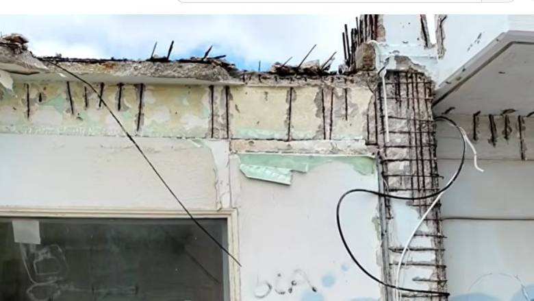 Ογκόλιθοι και μπάζα καταπλάκωσαν τη γυναίκα - Εικόνες από το σημείο της τραγωδίας στην Κόρινθο