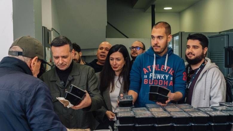 Δούκας: «Με αλληλεγγύη κάνουμε τη διαφορά» - 450 γεύματα σε άστεγους από τον Δήμο Αθηναίων