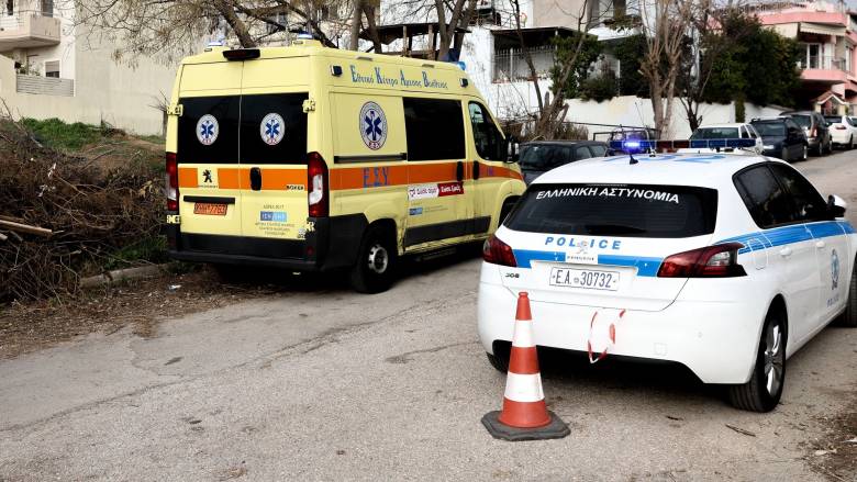 Σοβαρό τροχαίο στην Εύβοια: Κινδύνεψαν επιβάτες όταν αυτοκίνητο έπεσε μέσα σε ρέμα