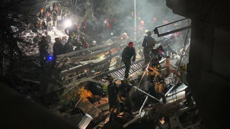 Τέσσερις αγνοούμενοι από το πυραυλικό πλήγμα σε επταώροφη πολυκατοικία στη Χάιφα