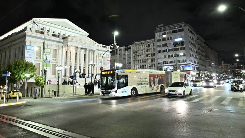 Πειραιάς: «Πετάχτηκε ξαφνικά μπροστά μου» λέει ο οδηγός του λεωφορείου που παρέσυρε τον 17χρονο