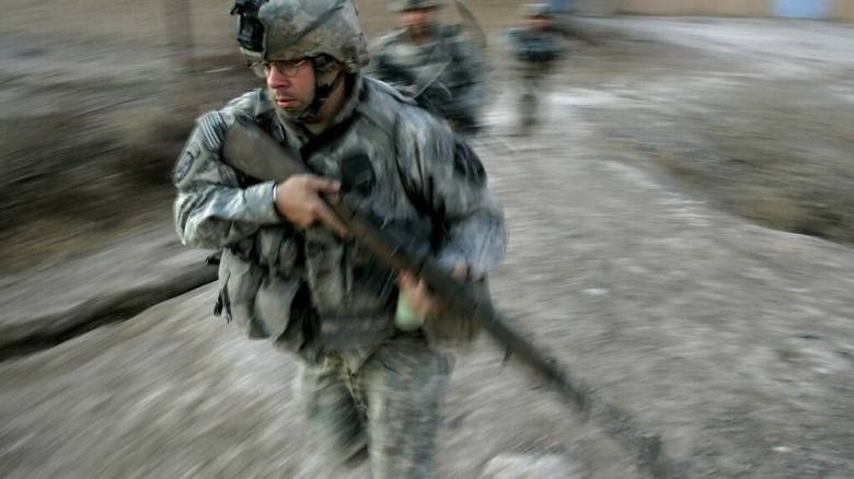 CNNi: Η ριψοκίνδυνη διάσωση του αμερικανού πιλότου - Κρυβόταν σε μια σχισμή στο βουνό