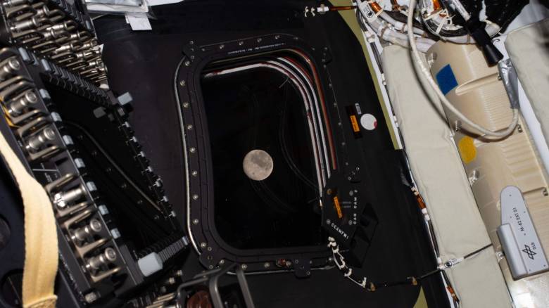 Η στιγμή που το πλήρωμα του Artemis II ξεπερνά το ρεκόρ της μεγαλύτερης απόστασης από τη Γη