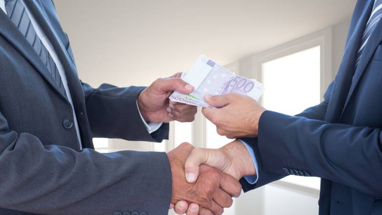 Ευρωβαρόμετρο: Το 97% των Ελλήνων πιστεύουν ότι υπάρχει διαφθορά στη χώρα