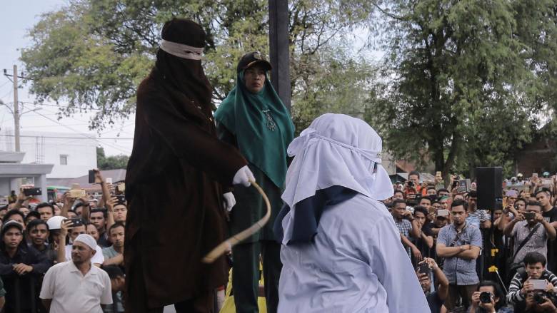 Ινδονησία: Μαστίγωσαν ζευγάρι με 100 χτυπήματα επειδή είχε προγαμιαία σχέση