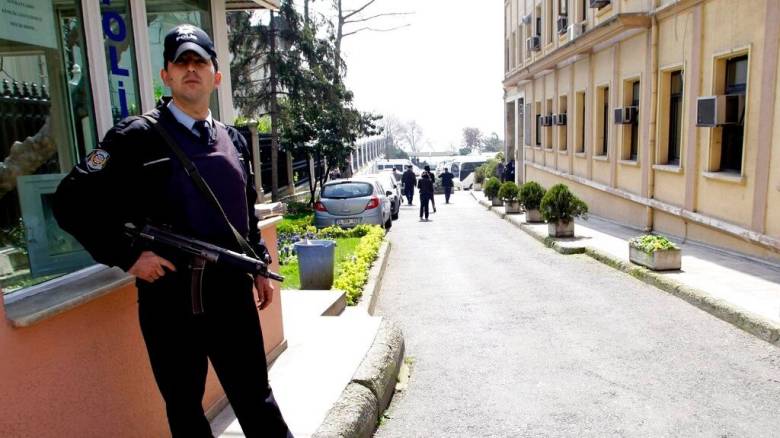 Κωνσταντινούπολη: Νεκρός ο ένας από τους τρεις δράστες της επίθεσης στο προξενείο του Ισραήλ