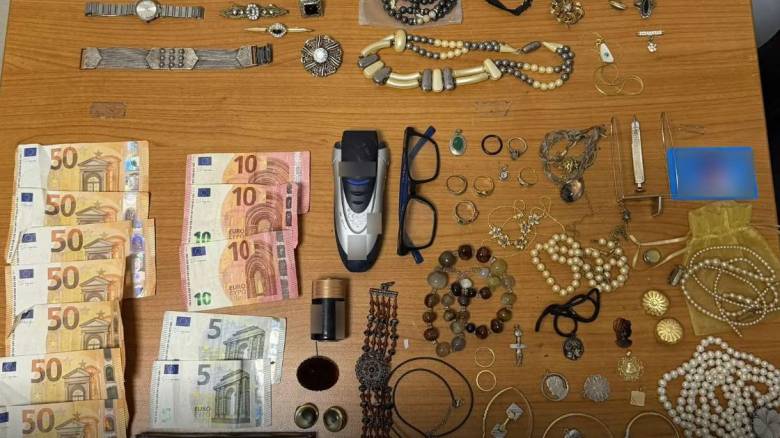 Πετρούπολη: Άρπαξαν κοσμήματα από ηλικιωμένη προσποιούμενοι τους υπαλλήλους εταιρίας