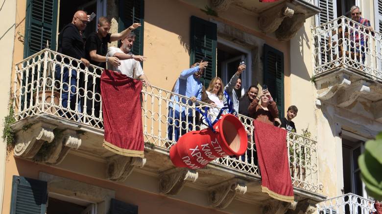 Από τους Μπότηδες... στα αερόστατα: «Ταξίδι» στα πιο εντυπωσιακά πασχαλινά έθιμα της Ελλάδας