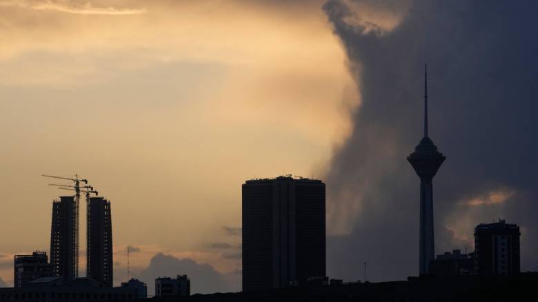 Οι ΗΠΑ βομβαρδίζουν δρόμους και γέφυρες στο Ιραν - Στο στόχαστρο και το νησί Χάργκ