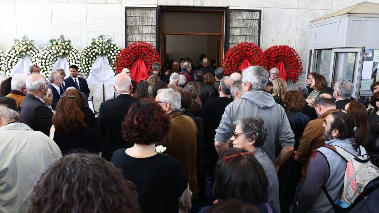 Το τελευταίο «αντίο» στον γιο της Θεανούς Φωτίου, Βασίλη Ρίζο που πέθανε σε ηλικία 48 ετών